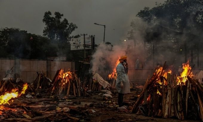 An apocalyptic scene in an Indian crematorium 2