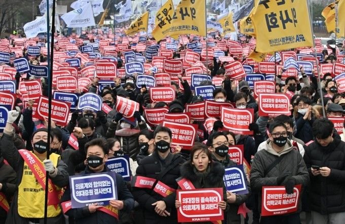 South Korea will revoke the licenses of 7,000 striking doctors 6