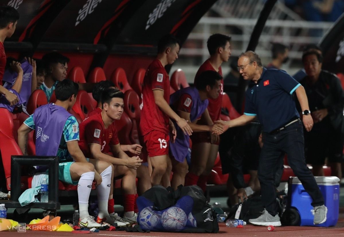 Coach Park Hang-seo waves to Vietnamese fans 0