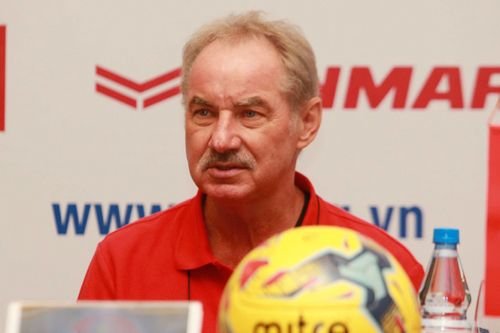 Coach Riedl avoided comparing the players of Cong Vinh and Cong Phuong 0