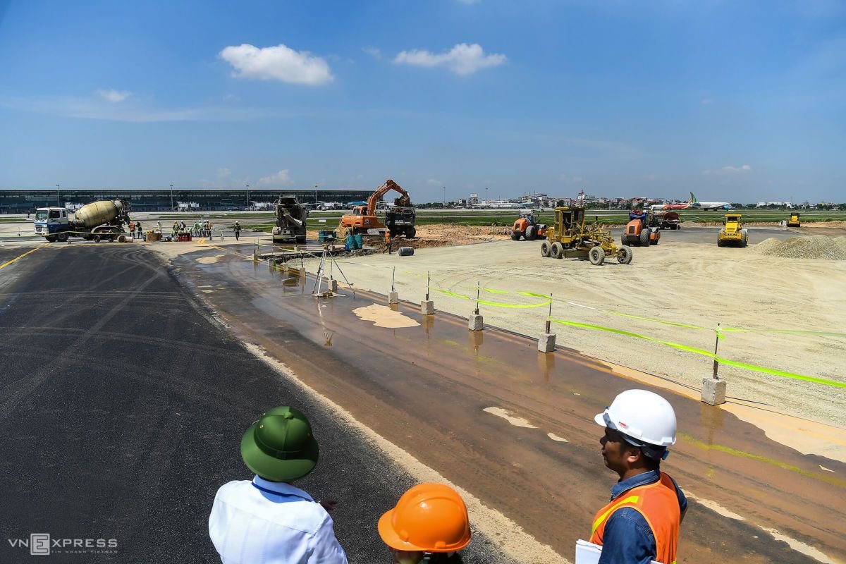 Noi Bai airport runway renovation site 0