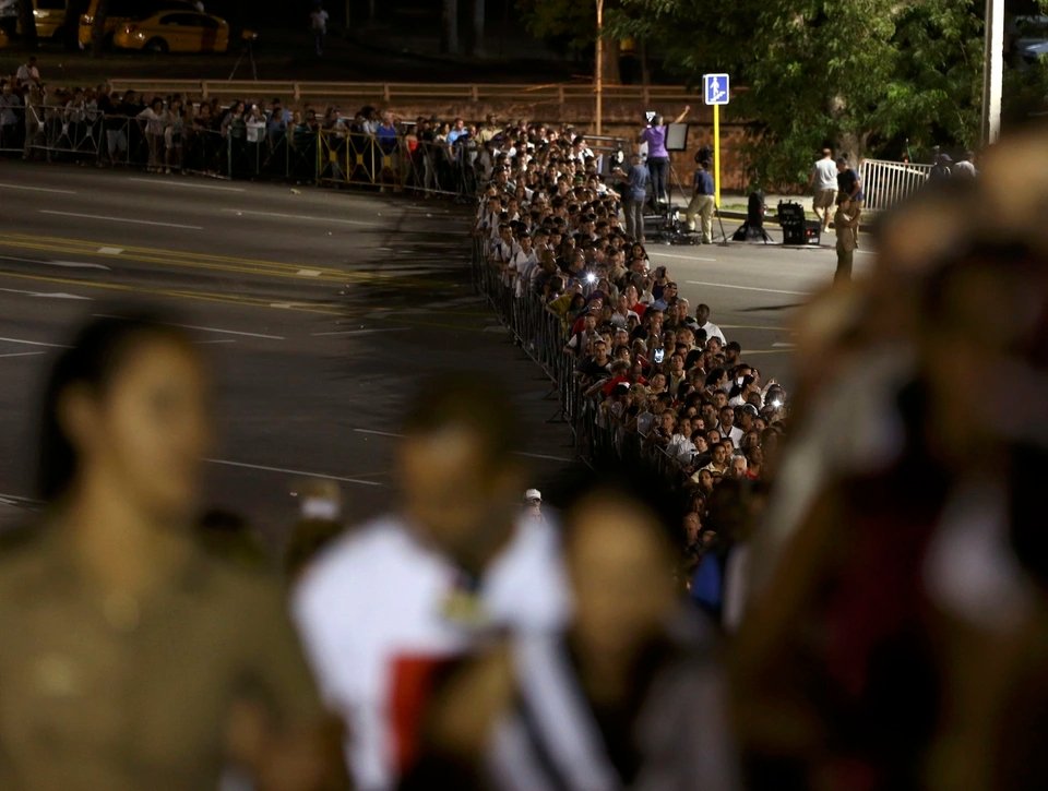 Cubans line up to pay their respects to leader Fidel Castro 1